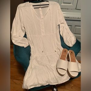 Cute white 2 tier dress size L New. Great for this time of year.